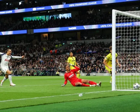 Goalkeeper Luiz's Crucial Mistake Gifts Spurs Opening-Night Triumph